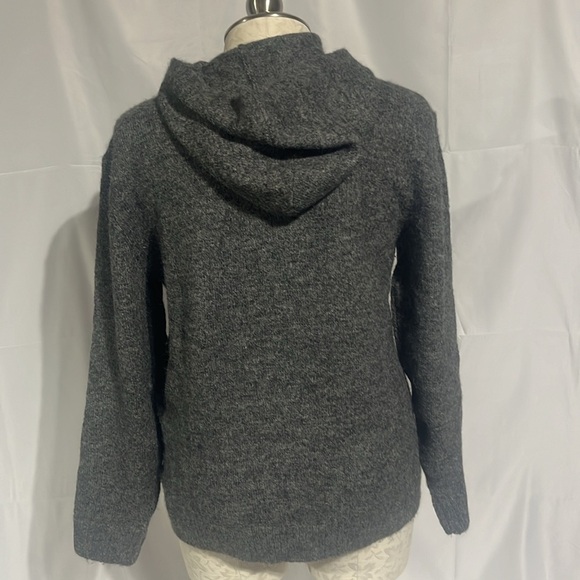 NWT Old Navy women’s hooded sweater with kangaroo pocket size medium. - Picture 4 of 10